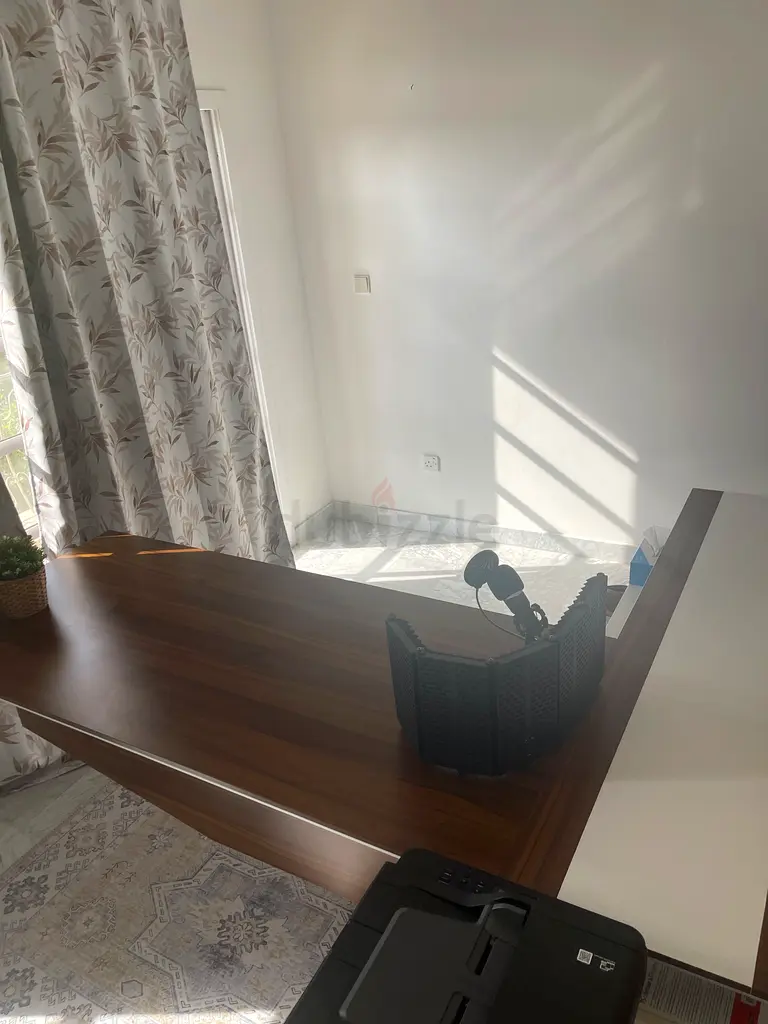 Desk perfect condition from Pan emirates