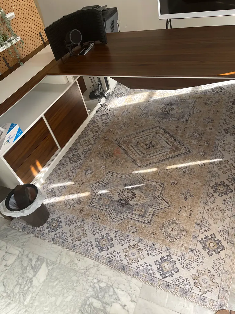 Desk perfect condition from Pan emirates