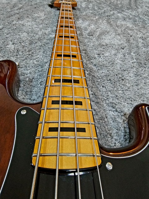 Squier Classic Vibe 70s Precision Bass Maple Neck – Walnut Finish