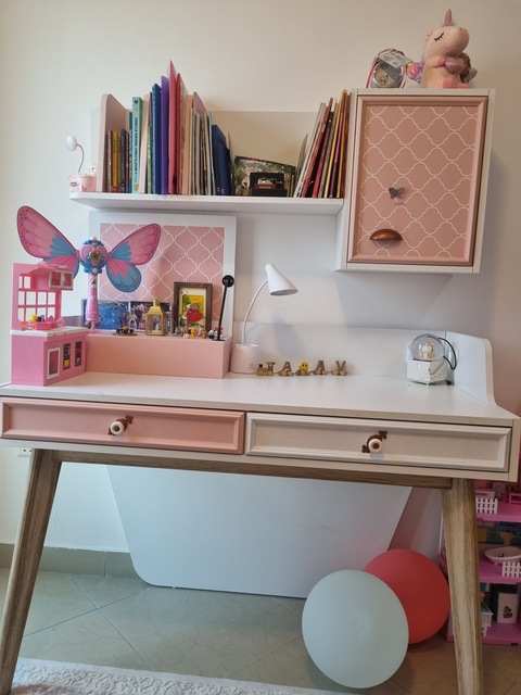 Desk and chair for girls