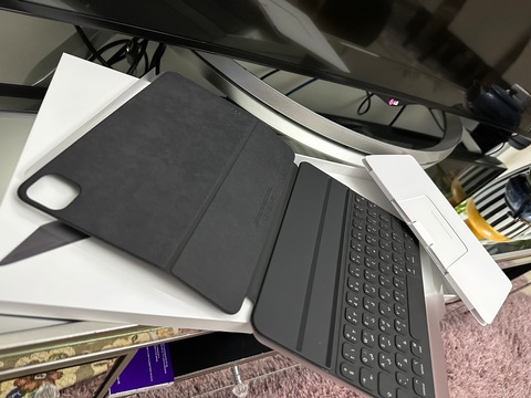 IPad Pro 11 Smart Folio keyboard with aaplle Care plus