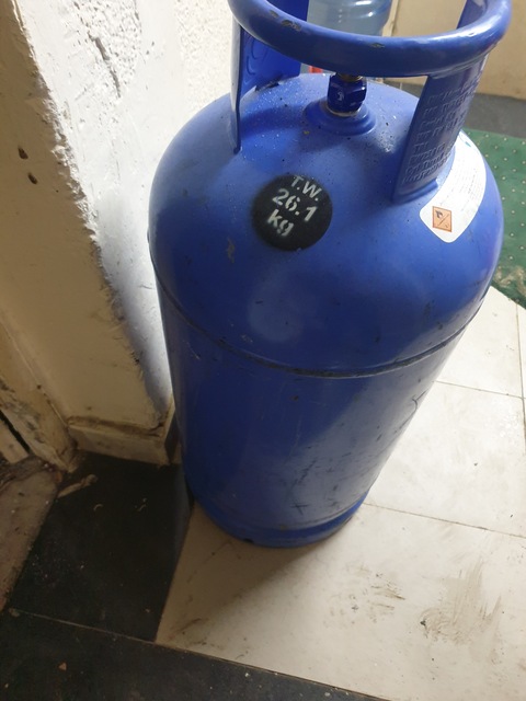 Cylinder gas