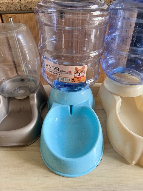 Cat Food/Water Dispenser in very cheap price!