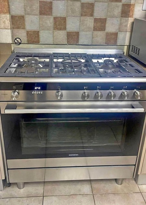 Seimens IQ700 Top Gas And  Oven is Electric cooker
