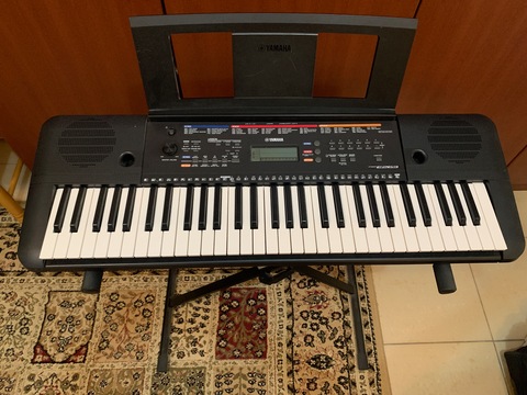 Yamaha Piano keyboard with stand