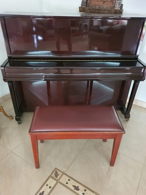 Wagner Piano. Mahagony color. Having minor scratches.