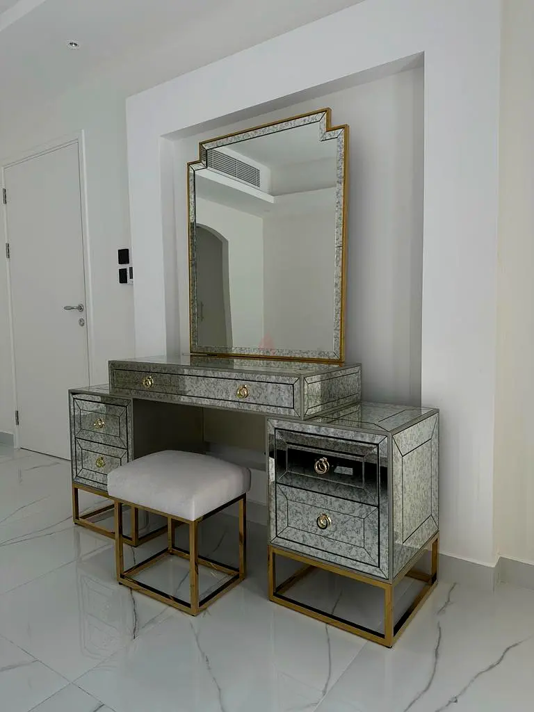 Dressing table + chair (mirror)