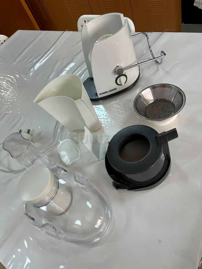 Black Deckerc juicer extractor for 80 AED only