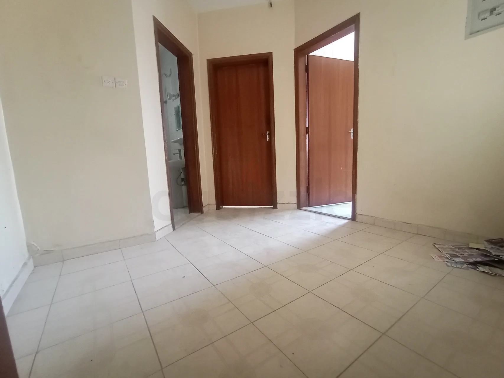 30/ Dass Free Very Spachice Prize // On Rode Building / With Balcony//