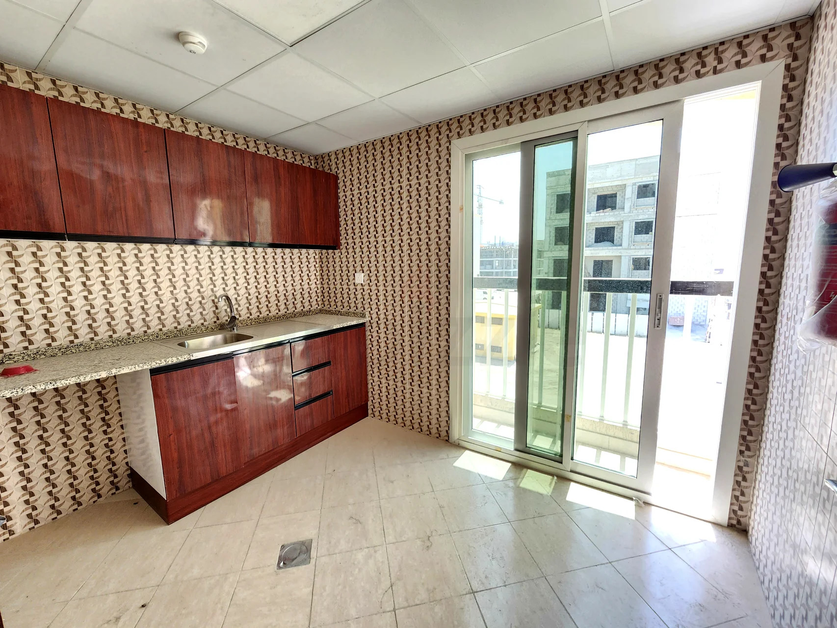 Close To Lulu Hyper Family Building 2bhk 2washroom With Balcony Only 28k On Road Building Parim Loca