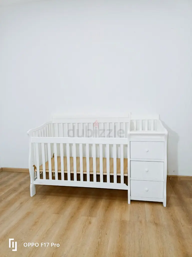 Giggles baby crib in brand new condition