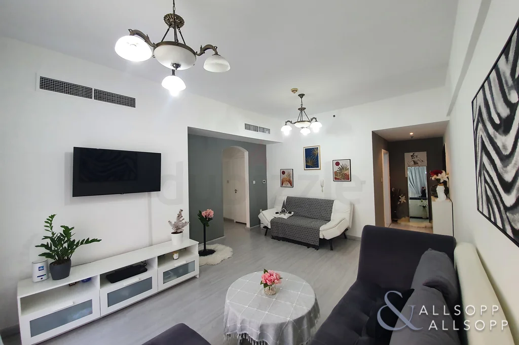 Upgraded One Bedroom | Large Terrace | Vot