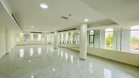 Lux-r-6823 Brand New Prime Location Open Space