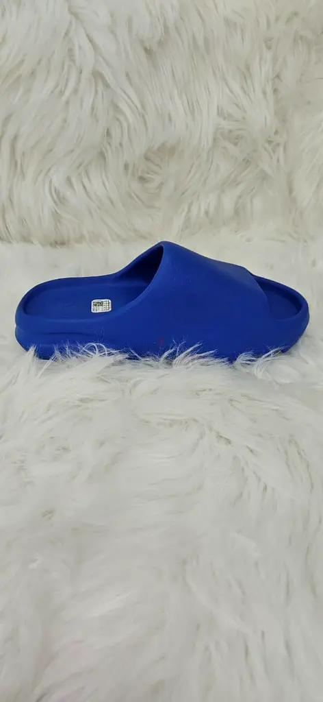 Yeezy Slides Azure size 8