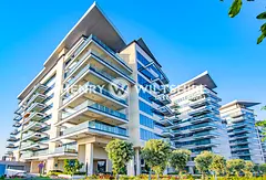 Top Floor I Beach Access I High Quality Finshes