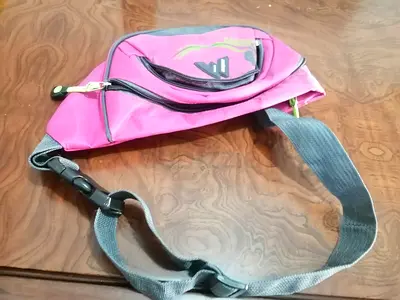 شنطة خصر للرياضة والسفر عملية جداA waist bag for sports and travel is very practical