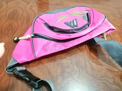 شنطة خصر للرياضة والسفر عملية جداA waist bag for sports and travel is very practical