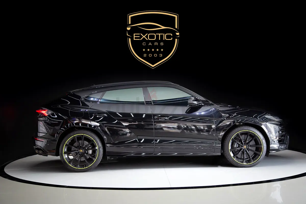 URUS CAPSULE AKRAPOVIC EXHAUST INTERIOR AND EXTERIOR CARBON