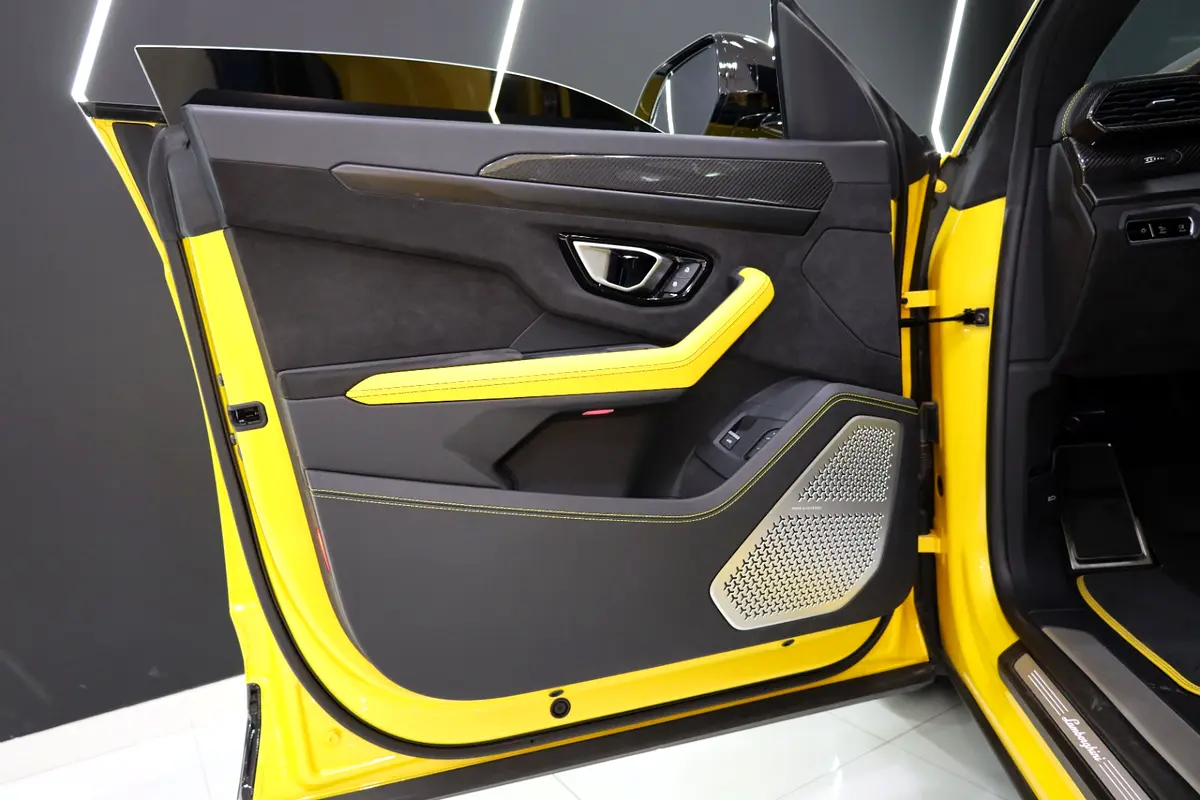 Urus Capsule Edition 2021, Carbon Fiber Interior, Rear Entertainment