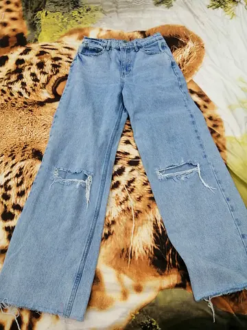 Jeans size 28