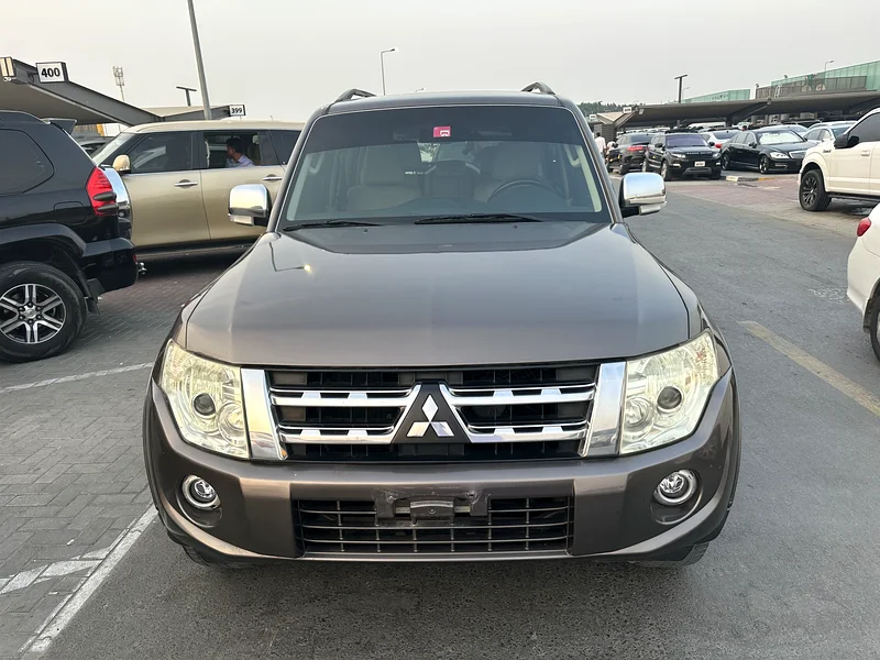 Mitsubshi pajero 2013 brown color GCC calen car63152749796867111