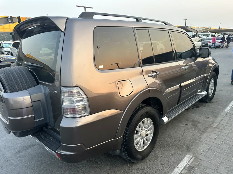 Mitsubshi pajero 2013 brown color GCC calen car63152749796867113