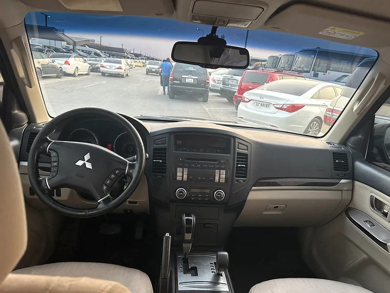 Mitsubshi pajero 2013 brown color GCC calen car63152749796867114