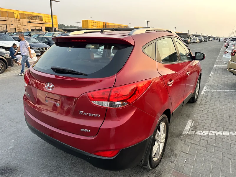 Hyundai tucson 2013 red color GCC calen car63156541368962111