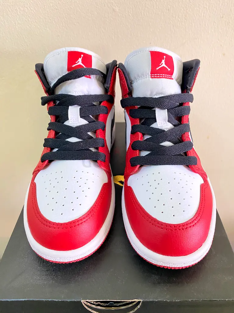 air jordan 1 mid chicago white heel