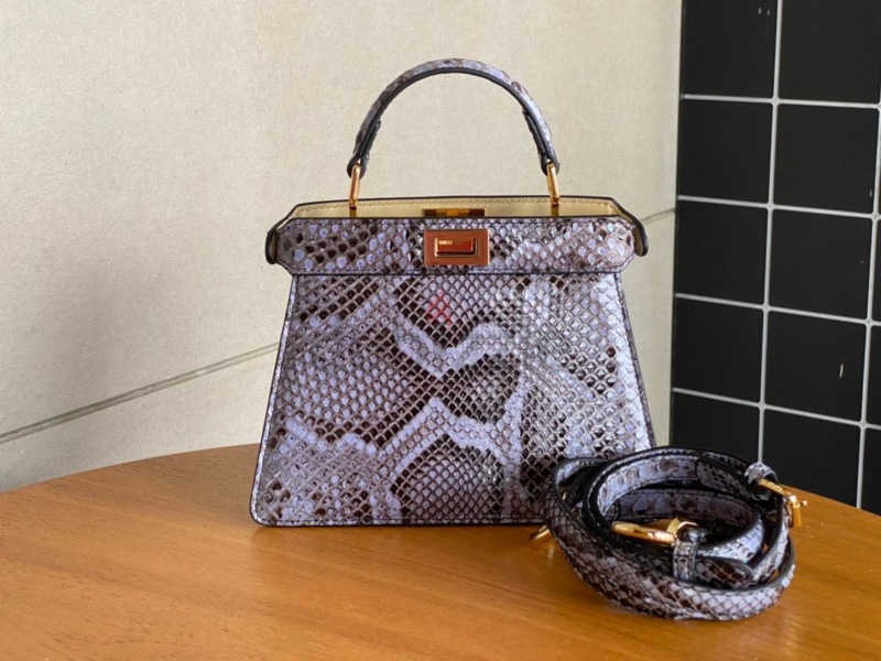 Capucines MM Crocodilien Brillant - Handbags