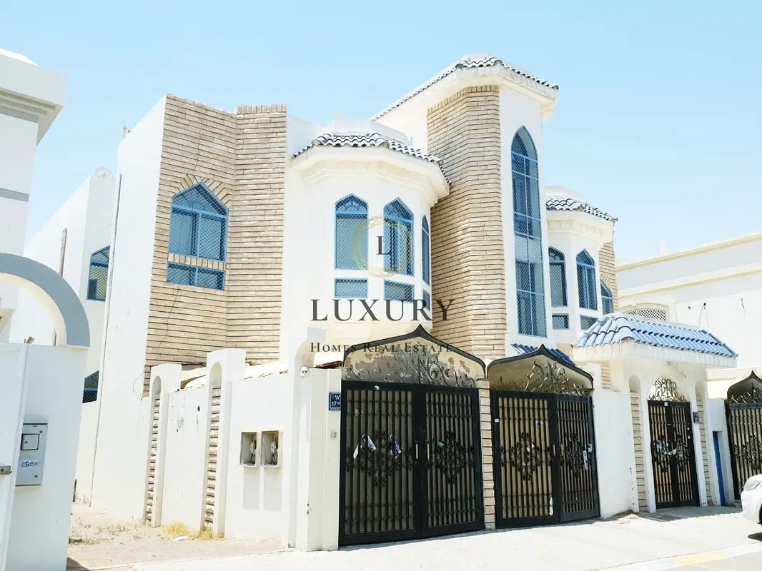 Commercial Building Full Commercial Building on a Prominent Location