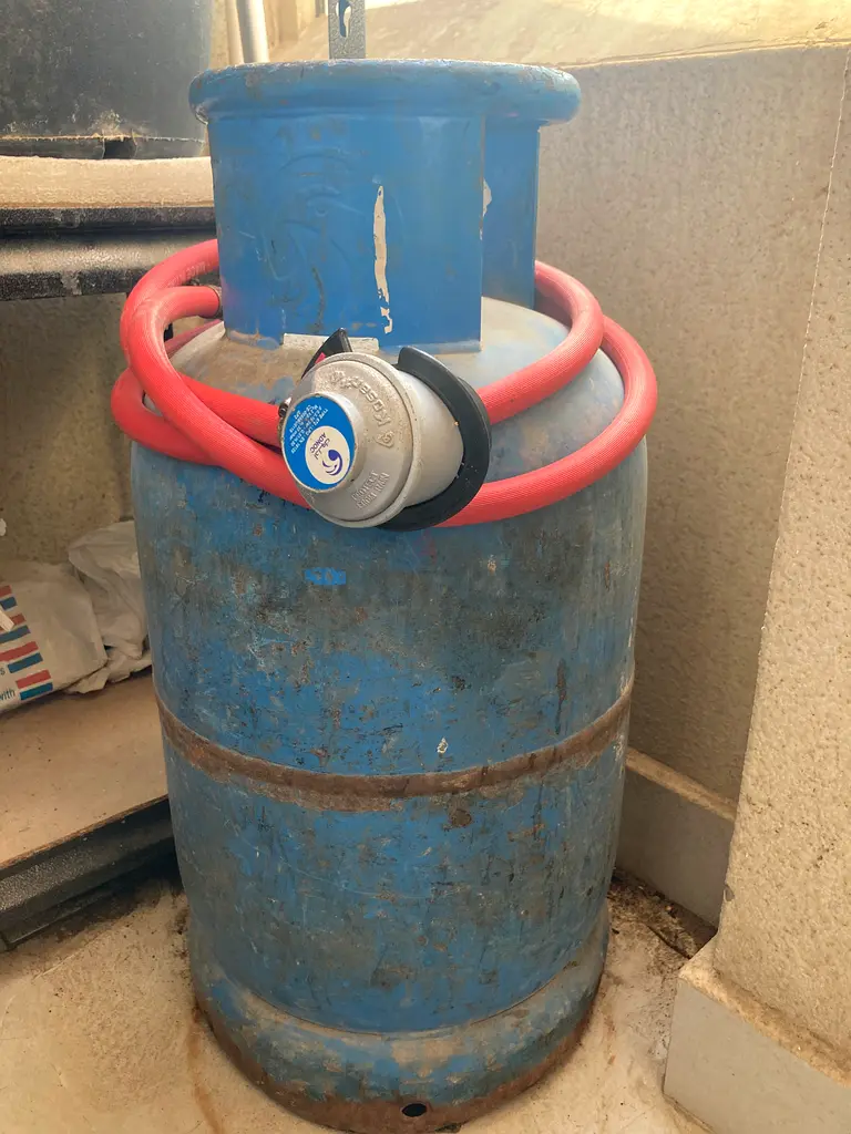 Gas cylinder adnoc small with gas connectors