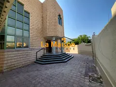 Commercial 5bhk Villa With Privet Big Garden 700k