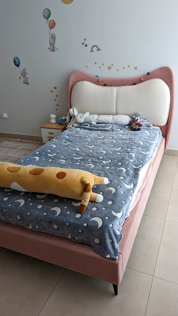 Single bed with mattress