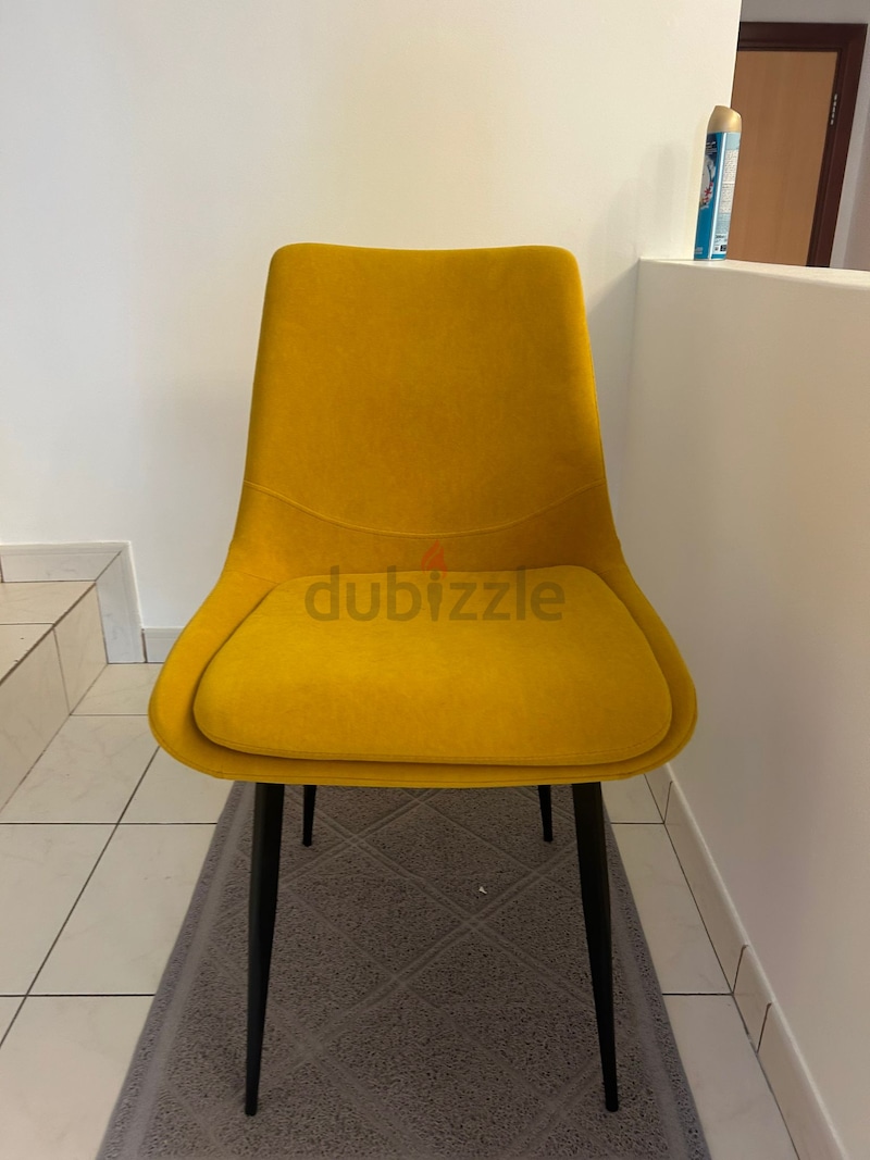 Structube discount plastic chairs