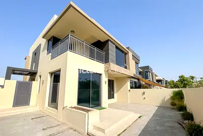 Vacant | Single Row | Great Amenities