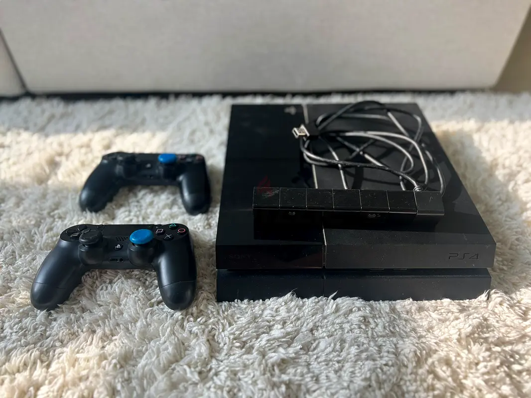 PlayStation 4 + 2 controllers