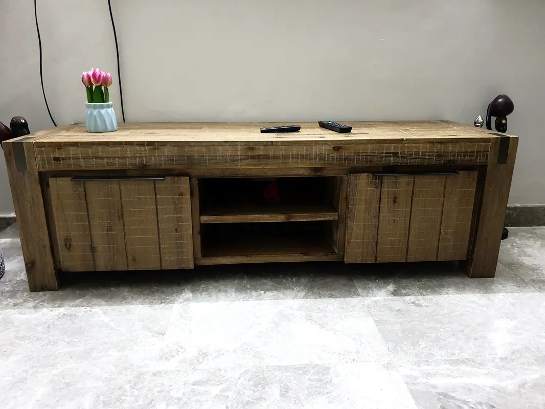 solid wood TV table for sale in excellent