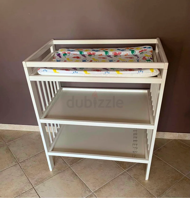 Baby changing table and changing mat