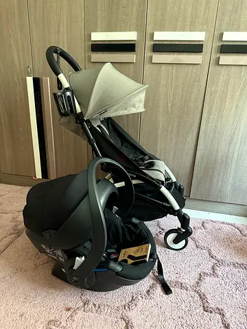 Yoyo 2 stroller with car seat in perfect condition