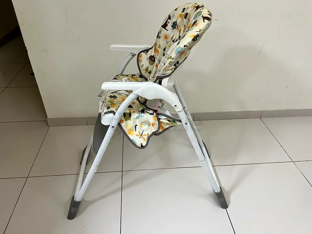 Baby sitting high chair