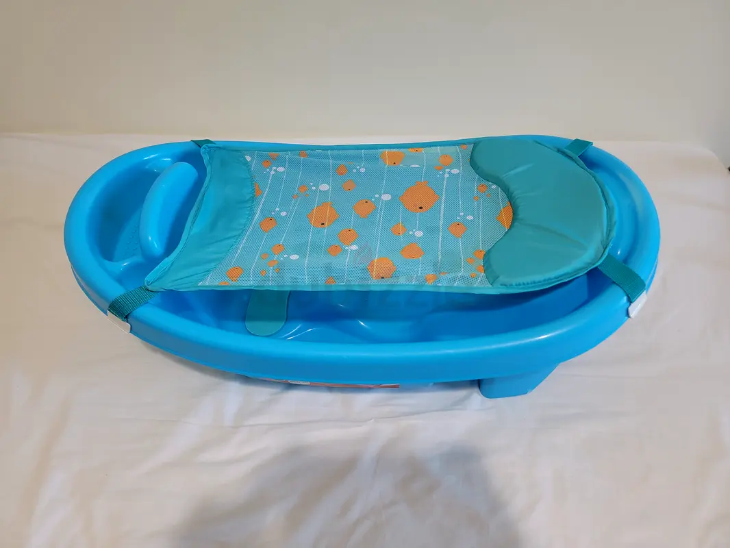 Juniors baby bathtub with newborn insert