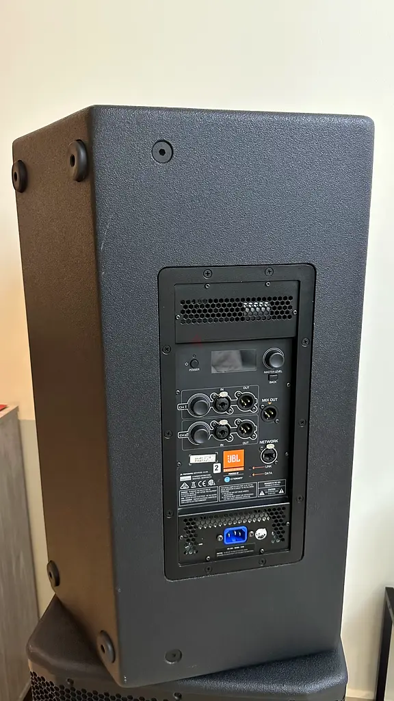 2x JBL active powered speakers SRX815P