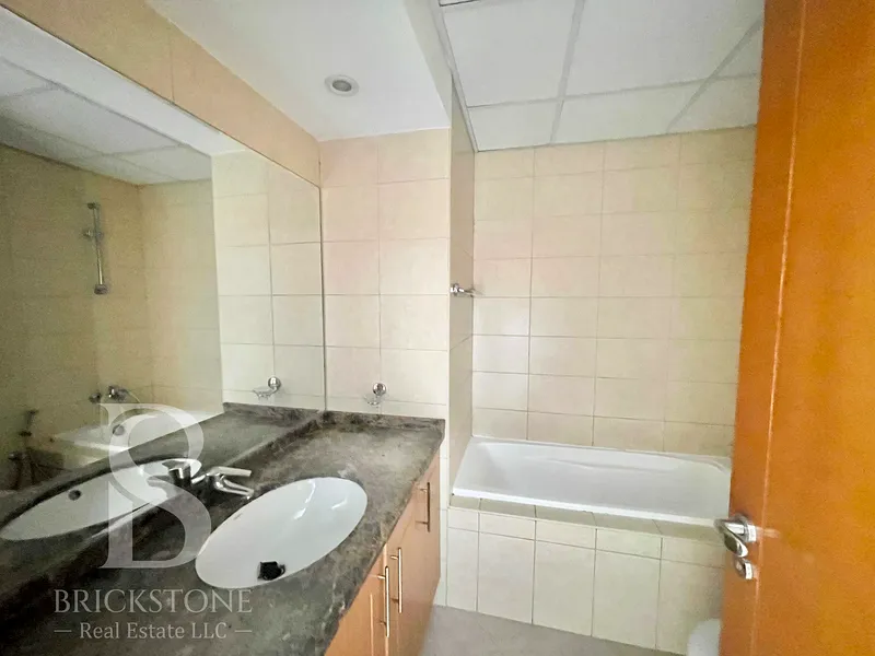 Apartment Distress Deal Specious Size Best Price Dubai