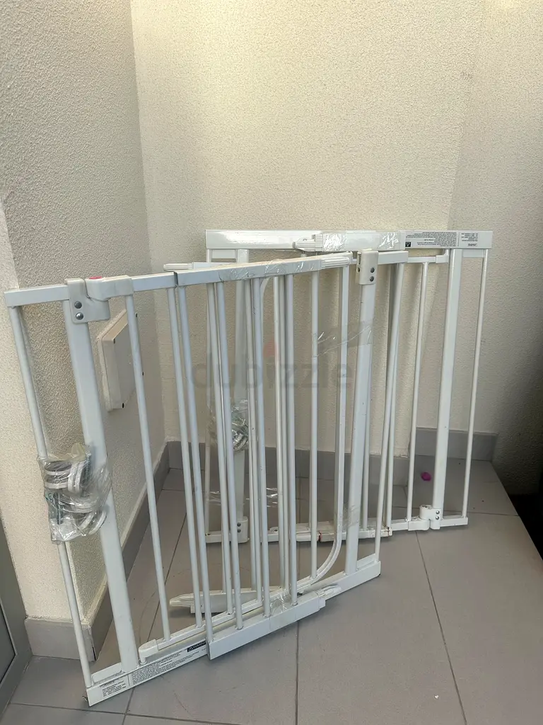 Safety metal gate