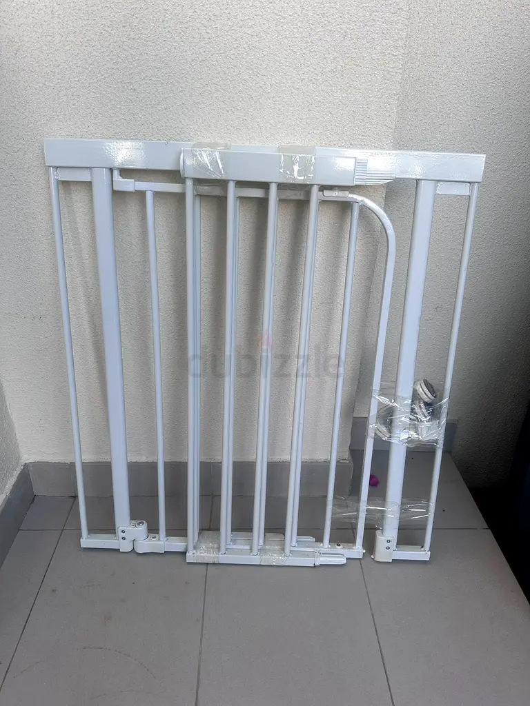 Safety metal gate