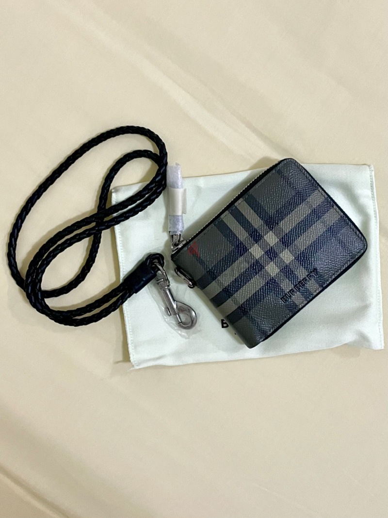 Burberry best sale id holder