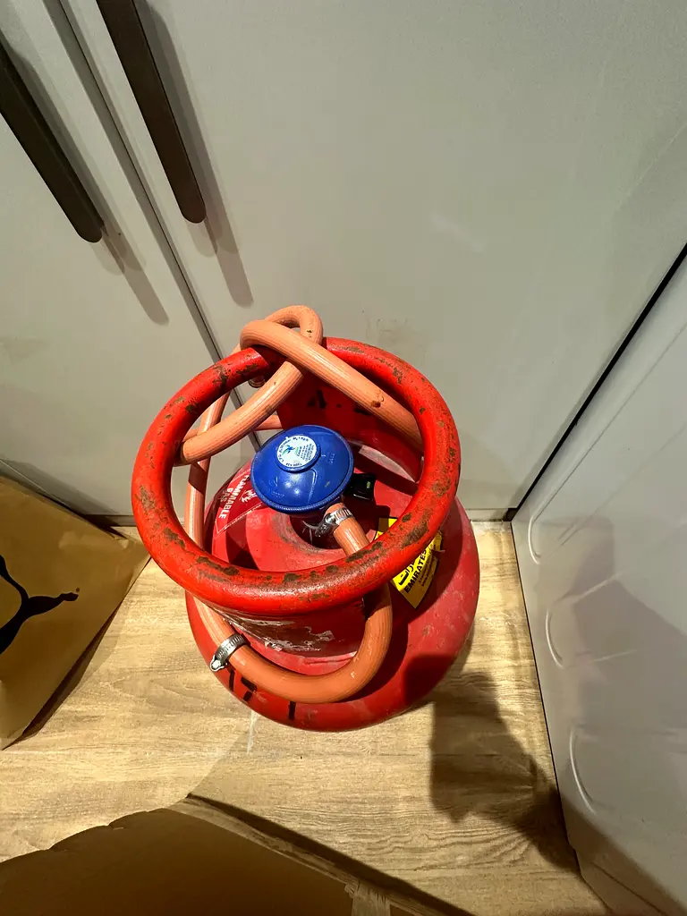 Gas cylinder with regulator