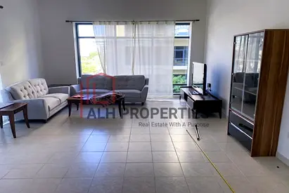 Vacant | Corner Unit | Bright Apartment