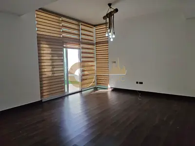 Proper Corner Unit| 3bed+maid Townhouse| Upgraded
